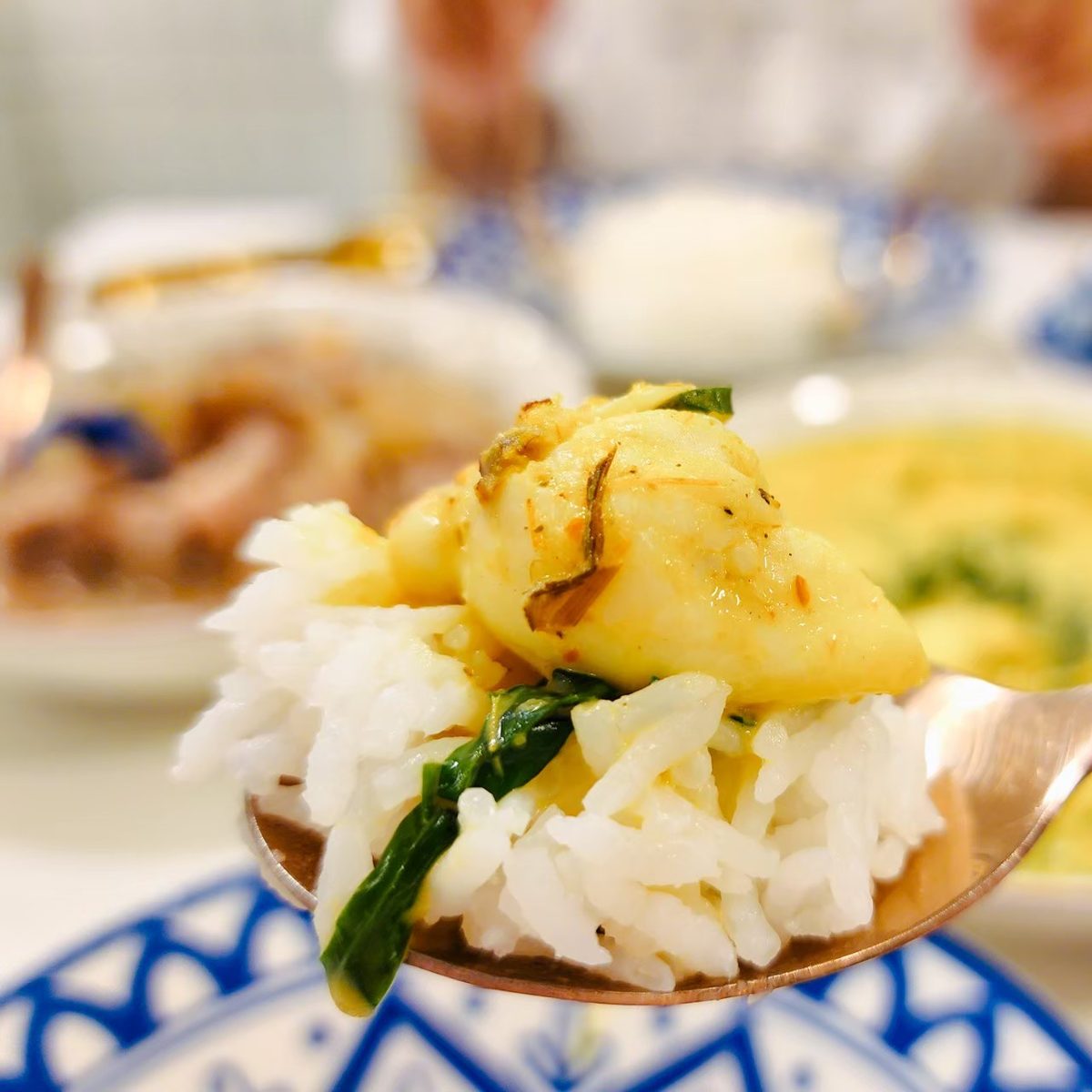 อาหารจานเด็ดของธธดา ราดซอสหอมเครื่องแกง